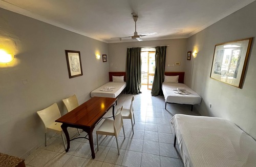 St. Paul's Bay Bed & Breakfast | Cozy poolside apartment with 5 beds