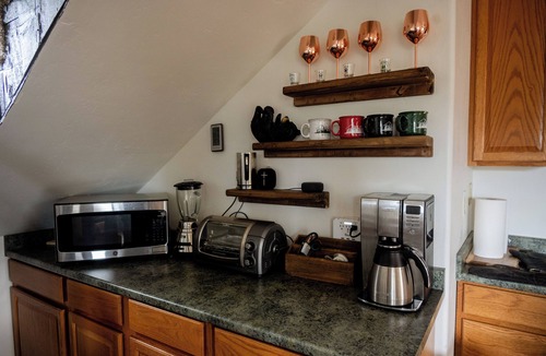 Whispering Forest Cabin | Cozy Private 2-Bedroom Big Bear Cabin on 1 acre w/Pano MTN Views, Jacuzzi, WiFi