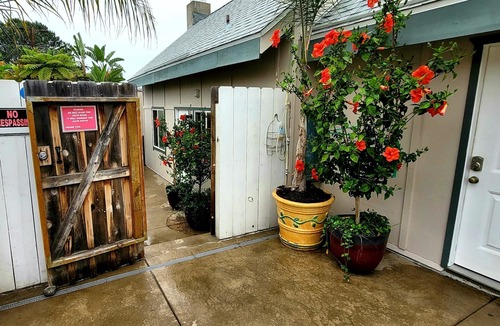 Beach Barber Tract House | Cozy & Private - 2 Br 2 Ba -Patio, Firechat-AC- Private parking 2 blks to beach