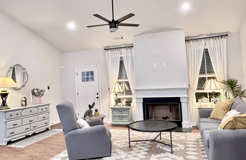 Commerce House | Cozy, private 3 bedroom home in a wooded area in the heart of downtown Commerce