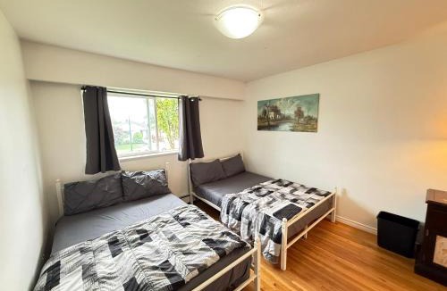 Fraserview House | Cozy Private Deluxe Quadruple Family Room
