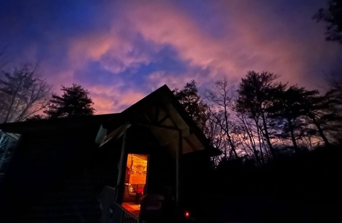 Spencer Cabin | Cozy private log cabin, pet-friendly, waterfall, trails & huge mountain views!