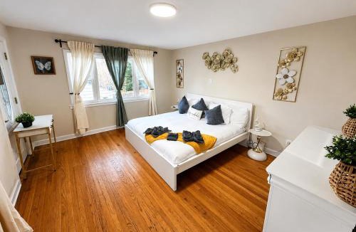 Hamden House | Cozy Private Queen Room 1 with Desk TV and WiFi near Yale