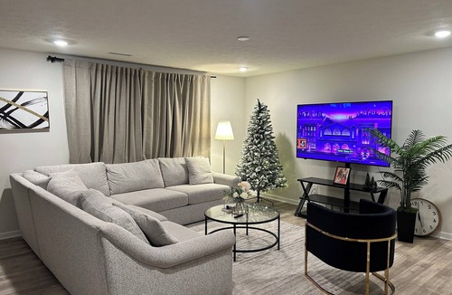 West Newton House | Cozy Private Room in Warm, Welcoming Home near the Airport