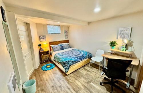 Rainier Valley House | Cozy Private Room with Shared Bathroom on the 1st Floor - Conveniently Located near SeaTac Airport and Downtown