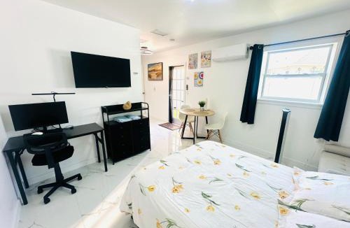 Seminole Apartment | Cozy Private Studio with Hot Tub and Workspace Near Gulf Beaches