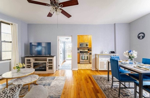 South Side Apartment | Cozy Private Suite w/Driveway Parking & Backyard
