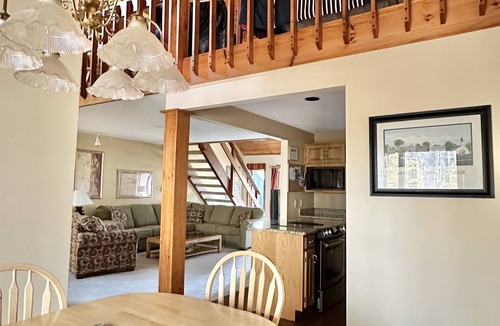 North Conway Condo | Cozy Private Winter Retreat, 5 min to Cranmore, 10 to Attitash, 3 mins to town