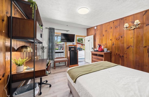 Hendersonville Hotel | Cozy Queen Retreat | Hotel Stay