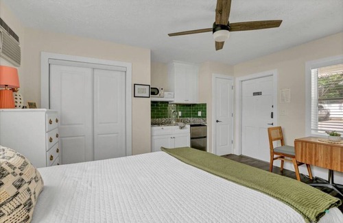 Safety Harbor Hotel | Cozy Queen Studio Stay: Heart of Safety Harbor