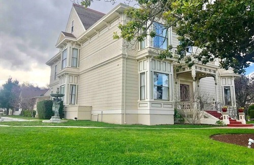 Salinas House | Cozy Queen Suite Soaking Tub Monterey Area