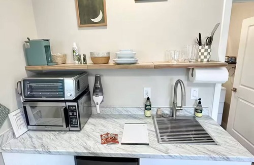 Melrose Paradise Cottage | Cozy Quiet Private Cottage Retreat Near Everything