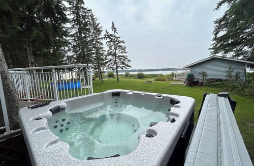 Central Alberta Cabin | Cozy Quiet Year-Round Cottage on the Lake w/Hot Tub
