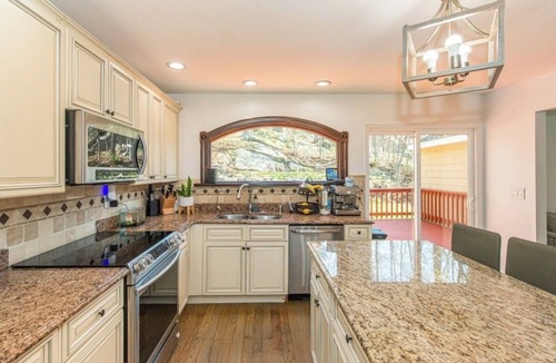 Glasser House | Cozy Ranch Steps from the Lake.