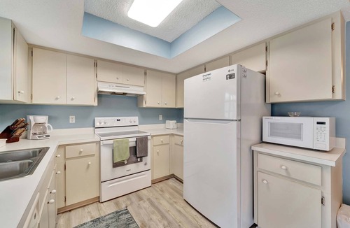 South Venice House | Cozy, Relaxing Escape- Heated Pool, Mins to Beach