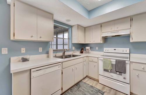 South Venice House | Cozy, Relaxing Escape- Heated Pool, Mins to Beach
