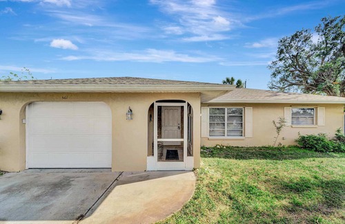 South Venice House | Cozy, Relaxing Escape- Heated Pool, Mins to Beach
