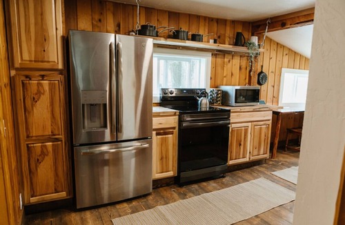 Medicine Hot Springs Cabin | Cozy renovated 3-bedroom cabin in lovely North Fork IDAHOME