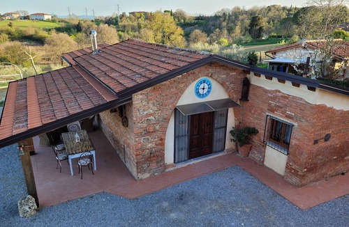 Lucignano House | Cozy renovated rustic house nestled in the Tuscan countryside