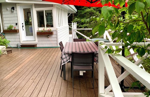 Labelle Ski Chalet | Cozy, renovated rustic cottage on the shore of beautiful navigable lake