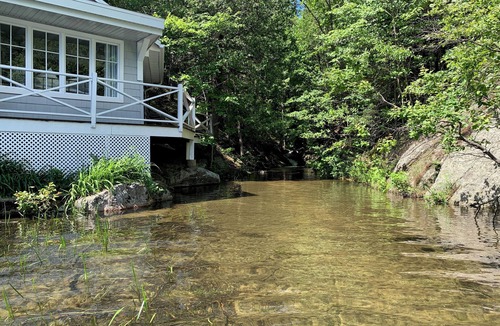 Labelle Ski Chalet | Cozy, renovated rustic cottage on the shore of beautiful navigable lake