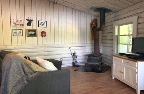 Labelle Ski Chalet | Cozy, renovated rustic cottage on the shore of beautiful navigable lake