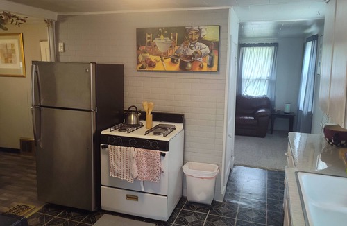 Cedar Rapids House | Cozy Retreat 1-bedroom house in lovely Cedar Rapids with WiFi, AC