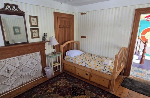 Rowe Bed & Breakfast | Cozy Retreat in historic Farmhouse - Tranquility Room