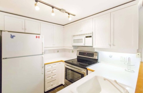 Blackcomb Condo | Cozy Retreat in The Woods, Hot Tub & Free Parking