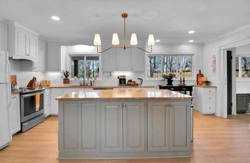 Greenville House | Cozy Retreat near Paris Mtn State Park Sleeps 12