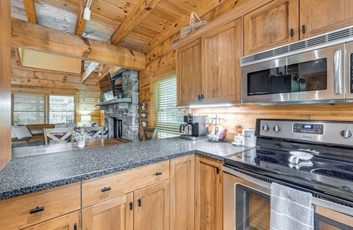 The Mountain Club Cottage | Cozy Retreat w/Deck & Sapphire Resort Access!