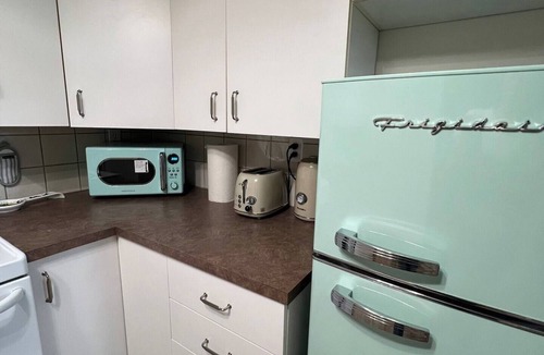 South Lethbridge House | Cozy Retro Basement suite your Home away from Home