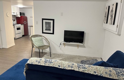 Merritton Apartment | Cozy Retro style1 Bedroom Apartment - FREE Parking, WiFi, In-suite Laundry.