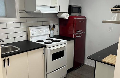 Merritton Apartment | Cozy Retro style1 Bedroom Apartment - FREE Parking, WiFi, In-suite Laundry.
