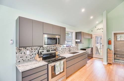 North Kingstown Cottage | Cozy Rhode Island Retreat w/Yard, Near Beaches!