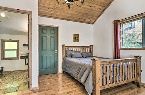 Mount Hood Village Cottage | Cozy Rhododendron Cabin: Hike & Ski Nearby!