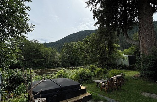 Harrison Hot Springs Cottage | Cozy Riverside Cottage with Private Hot Tub