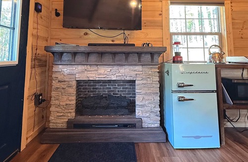 Town of Hope Cabin | Cozy Riverfront cabin with hot tub!