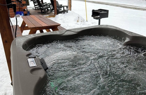 Town of Hope Cabin | Cozy Riverfront cabin with hot tub!