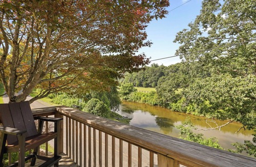 Boone Cabin | Cozy riverfront cabin on the New River. Close to Boone and Appalachian State.