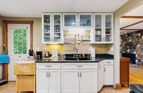 Washougal House | Cozy Riverfront Cottage with Charming Interior & Hot Tub - Dog-Friendly