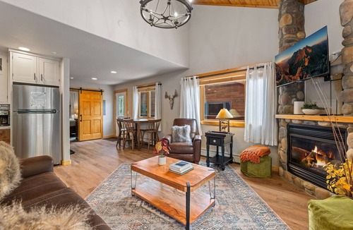 Fall River Estates Condo | Cozy Riverfront Hideaway Private Hot Tub