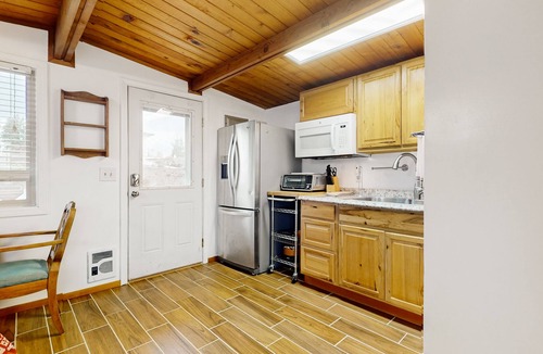 Mount Vernon Apartment | Cozy riverside cabin with kitchenette & laundry facilities - dog-friendly