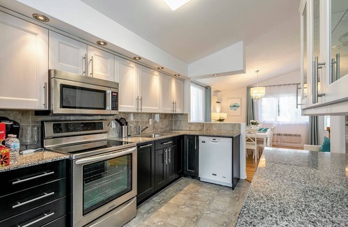 Chateauguay House | Cozy riverside home with swimming pool, 25 minutes to Montreal DT