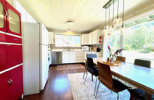 Index Cabin | Cozy Riverside Ski Cabin with Hot Tub, Epic Views, near 12 Nat. Forest Hikes!