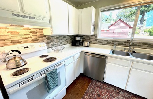 Index Cabin | Cozy Riverside Ski Cabin with Hot Tub, Epic Views, near 12 Nat. Forest Hikes!
