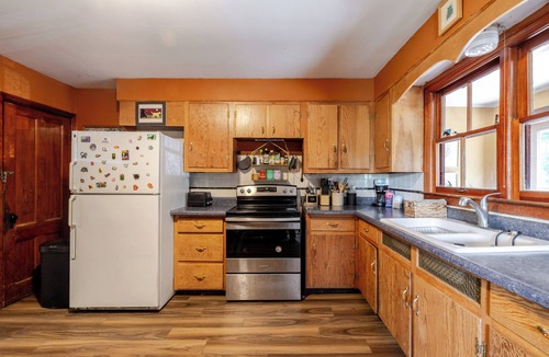 Glendale House | Cozy Riverside Berkshires Retreat
