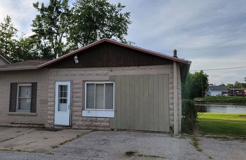 Constantine Cottage | Cozy riverview retreat w/firepit - live music next-door Harvey House on weekends