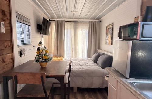 Fluker Cabin | Cozy Rooftop Container Hot Tub 13 min to Franklinton and 19 min the State Park