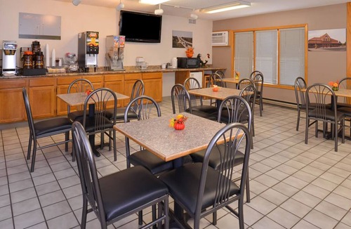 Atlantic Hotel | Cozy Room w/BBQ Grill and Grab-and-Go Breakfast Near East Nishnabotna River